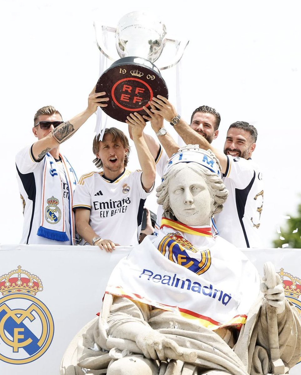 Don Antonio Kroos, Lukita Modric, Nacho Fernández y Dani Carvajal. Los capitanes del Real Madrid levantando la Liga de España ante La Diosa Cibeles. LA FOTO.