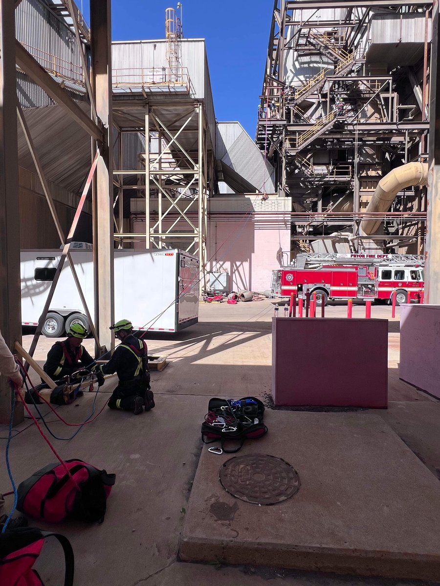 NortheastTech's tweet photo. Make sure your team is prepared with customized training through #NETech Business & Industry Services! 💼 Congrats to GRDA Rescue, Pryor & Chouteau Fire, and MESTA on completing Confined Space/Rope Rescue. Tailored safety solutions for your organization! 💪Call 918-476-8252. https://t.co/1YTroS4aPj