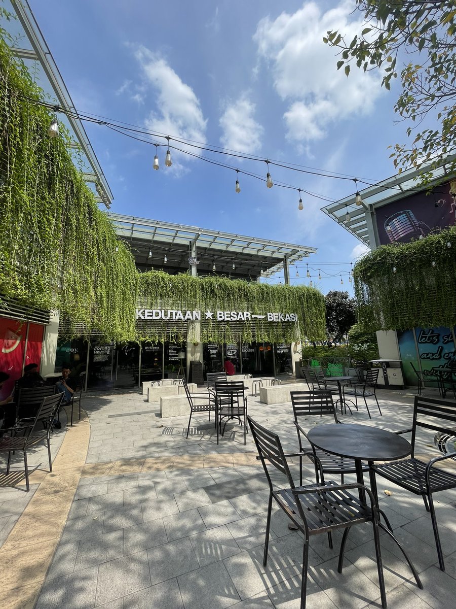 Like, 10 days ago, I was feeling kinda bummed about myself getting older and stuff, but I tried to stay cool with whatever Allah had given me, you know? But today, I feel so darn lucky for whatever Allah has bestowed upon me. It's way beyond what I even expected. Alhamdulillah.