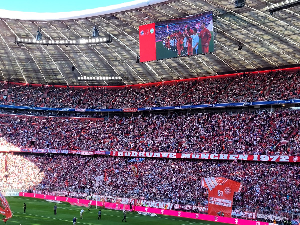 'The club colours are red and white' - Bayern Ultras protesting the new home kit [📸 @AZ_Strasser]