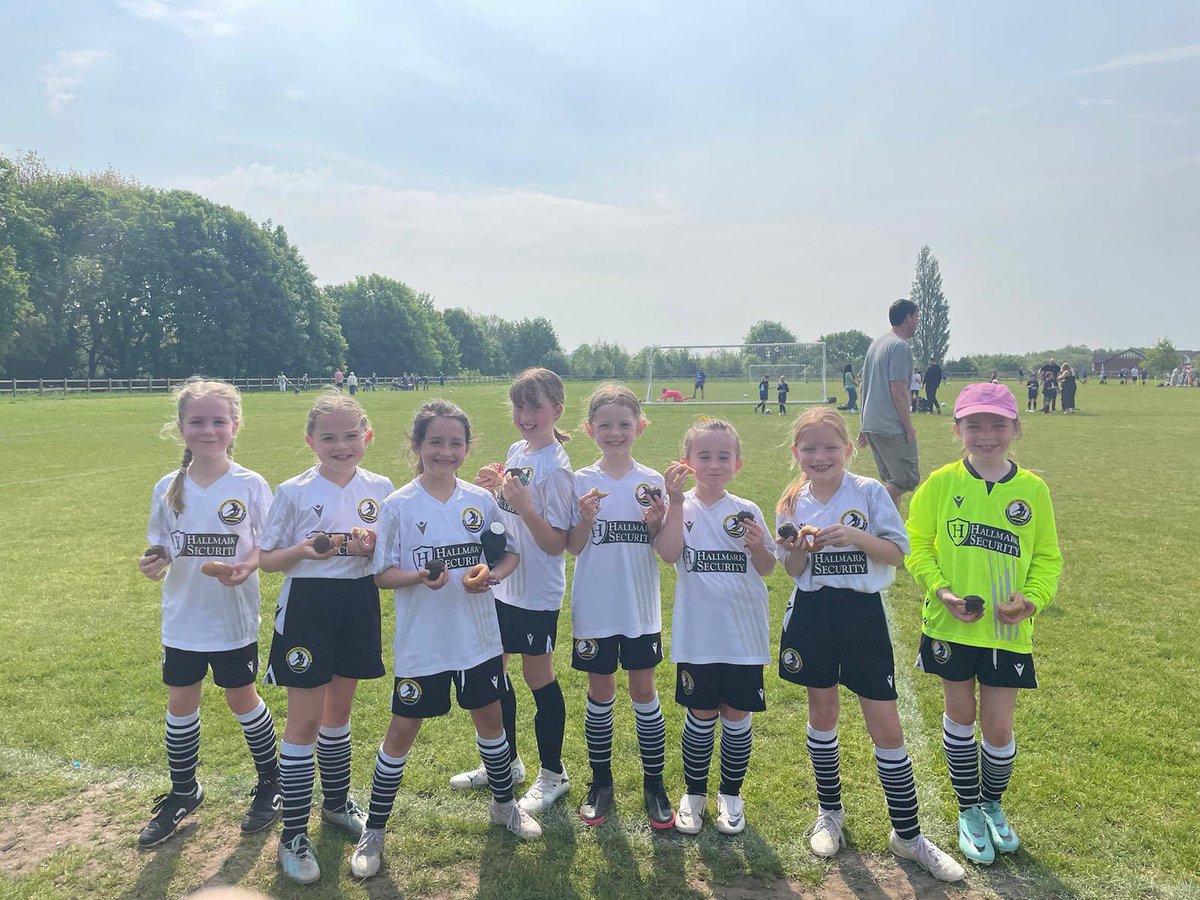 Our U8 Wildcats have had a storming season winning 17 games and loosing only 3. Today was the last game of the season and they celebrated with some team doughnuts 🍩