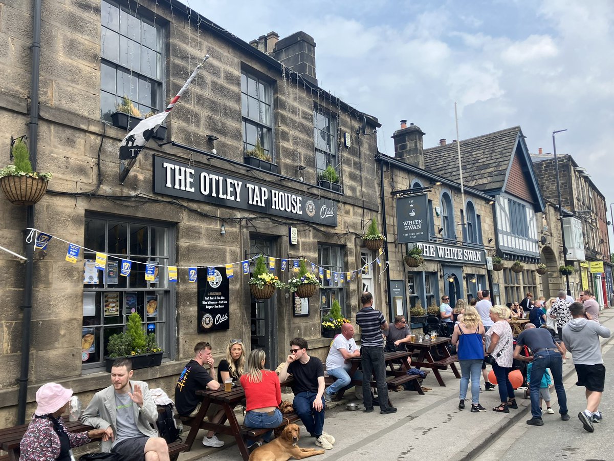 Fantastic to have the @runforall #RobBurrowLeedsMarathon coming right through #Otley today! 🏃🏾🏃🏻‍♀️🏃‍♂️

Lots of support from Otley’s famous #pubs! 

#famouspubtown
