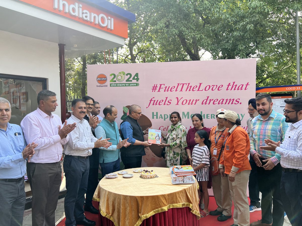 IOCLCHANDIGARH's tweet image. Wishing everyone a Happy Mothers Day ! ED &amp;amp; SH, PSO along with team PSO led the Mothers Day Celebrations at COCO 33, Chandigarh. Aprons were gifted to the esteemed customers &amp;amp; CAs. #XP95 #Indane ⁦@ioclpunjab⁩ ⁦⁦@kumaarj⁩