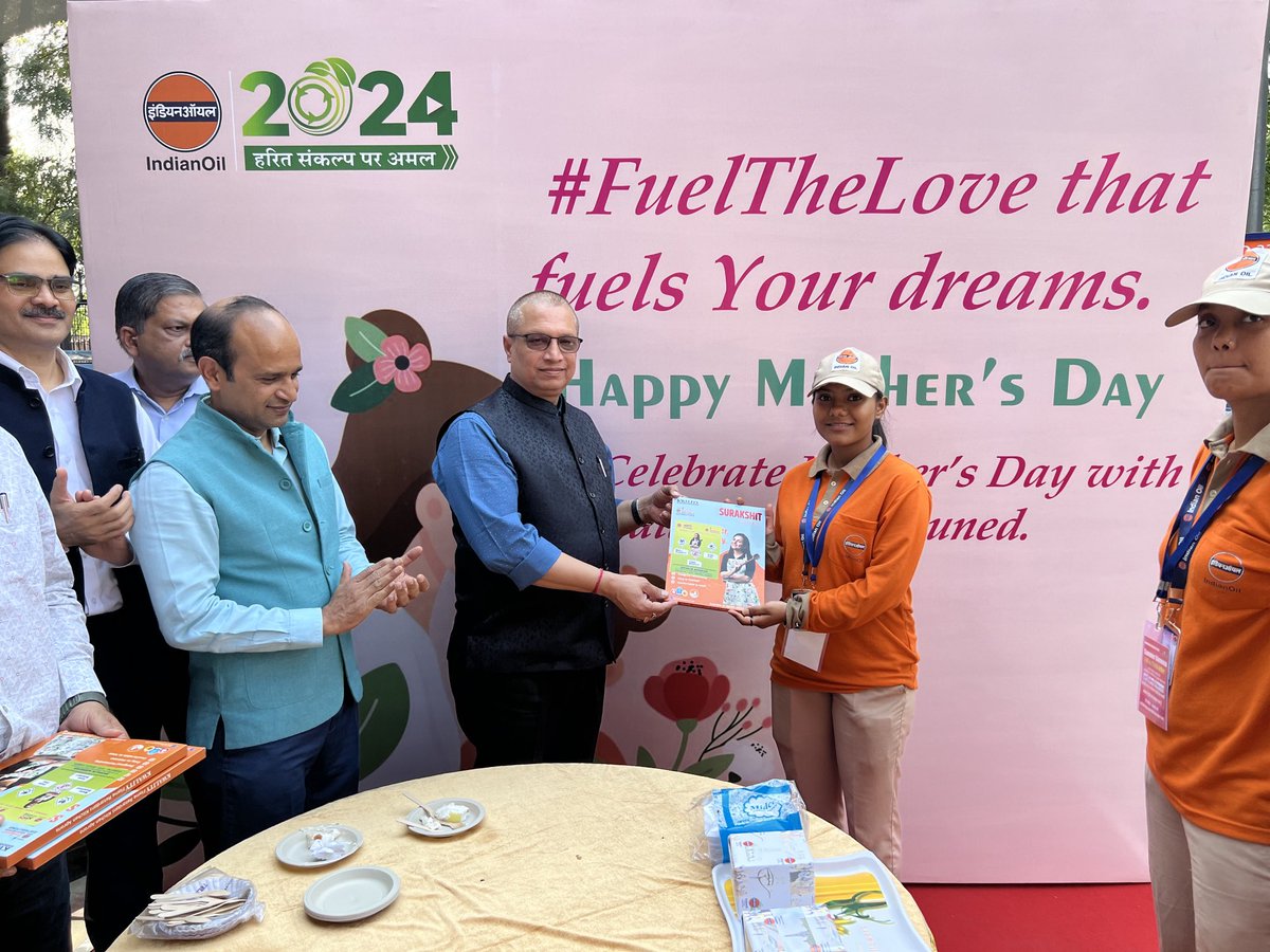 IOCLCHANDIGARH's tweet image. Wishing everyone a Happy Mothers Day ! ED &amp;amp; SH, PSO along with team PSO led the Mothers Day Celebrations at COCO 33, Chandigarh. Aprons were gifted to the esteemed customers &amp;amp; CAs. #XP95 #Indane ⁦@ioclpunjab⁩ ⁦⁦@kumaarj⁩