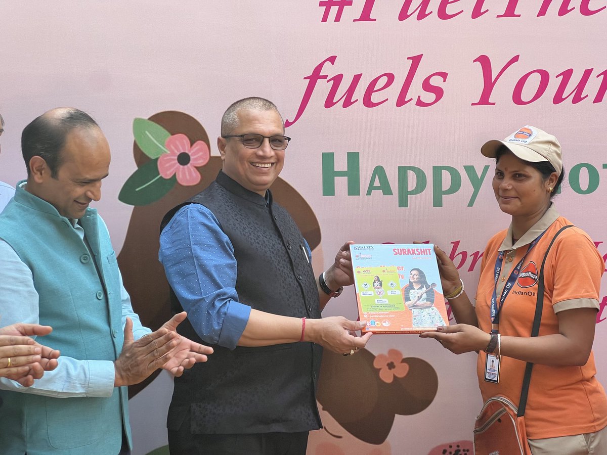 IOCLCHANDIGARH's tweet image. Wishing everyone a Happy Mothers Day ! ED &amp;amp; SH, PSO along with team PSO led the Mothers Day Celebrations at COCO 33, Chandigarh. Aprons were gifted to the esteemed customers &amp;amp; CAs. #XP95 #Indane ⁦@ioclpunjab⁩ ⁦⁦@kumaarj⁩