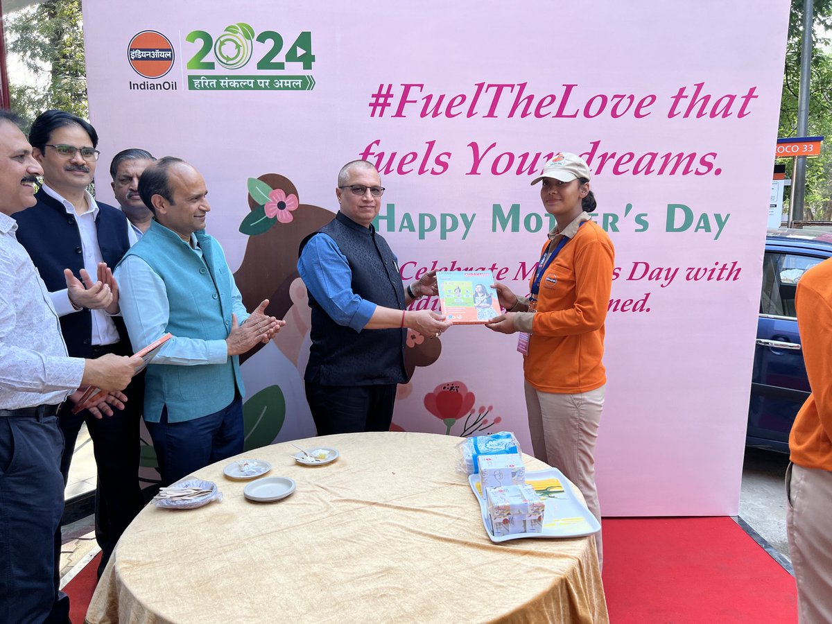 IOCLCHANDIGARH's tweet image. Wishing everyone a Happy Mothers Day ! ED &amp;amp; SH, PSO along with team PSO led the Mothers Day Celebrations at COCO 33, Chandigarh. Aprons were gifted to the esteemed customers &amp;amp; CAs. #XP95 #Indane ⁦@ioclpunjab⁩ ⁦⁦@kumaarj⁩