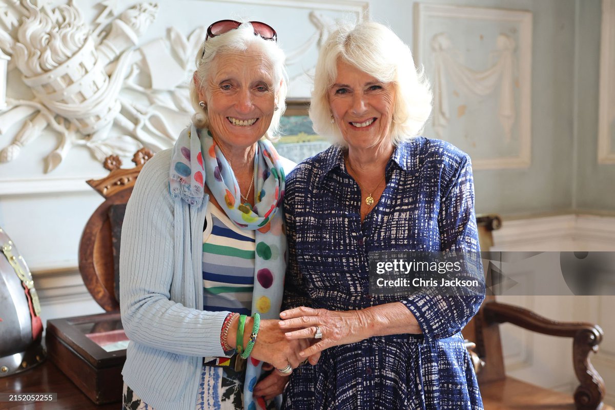 📷  Queen Camilla poses for a photograph with British equestrian and former Badminton winner Lucinda Green.