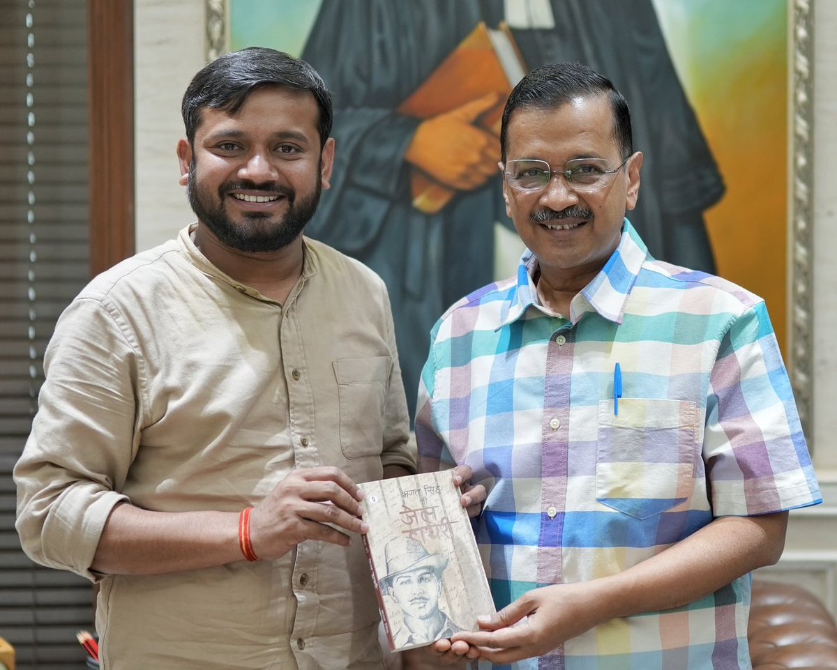 इस तस्वीर को गौर से देखना इस तस्वीर में अरविंद केजरीवाल और कन्हैया कुमार दोनों ही लोग मुस्कुरा रहे हैं मगर इस तस्वीर में एक तीसरा व्यक्ति भी है जो आपको दिखाई नहीं दे रहा है मगर उसके रोने की आवाज़ यहां तक आ रही है। वह तीसरा व्यक्ति अपनी आगामी अभूतपूर्व हार के भय से रो रहा है।…