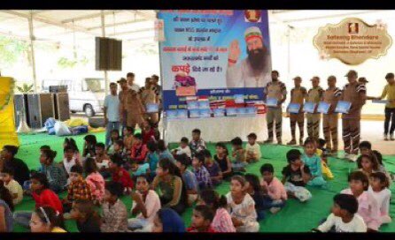 In Salabatpura, followers of Dera Sacha Sauda, guided by Ram Rahim, held MSG Satsang Bhandara today. Many people came, chanted hymns for God and donating clothes to 72 poor children.#SatsangBhandaraSalabatpura