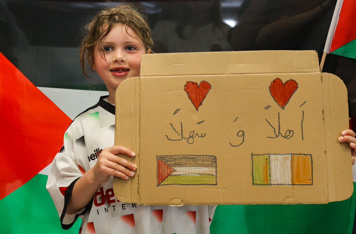 🇮🇪 🙌🇵🇸 A warm welcome at Dublin Airport for the Palestinian National Team.