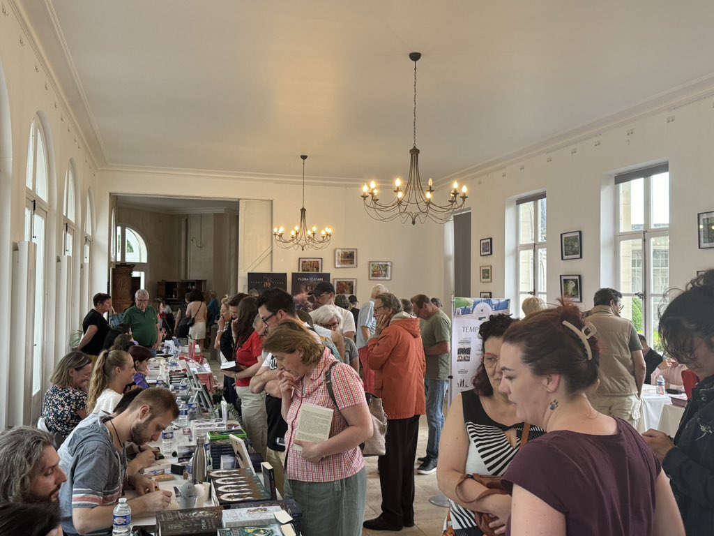 📚✨ Venez explorer l'univers des livres à la 8ème édition du Salon du Livre au Château de Bizy, ouvert aujourd'hui jusqu'à 18h30 ! 🏰🕰️ Découvrez une sélection riche et variée d'ouvrages, des romans captivants aux biographies inspirantes, sans oublier les livres d'histoire, de