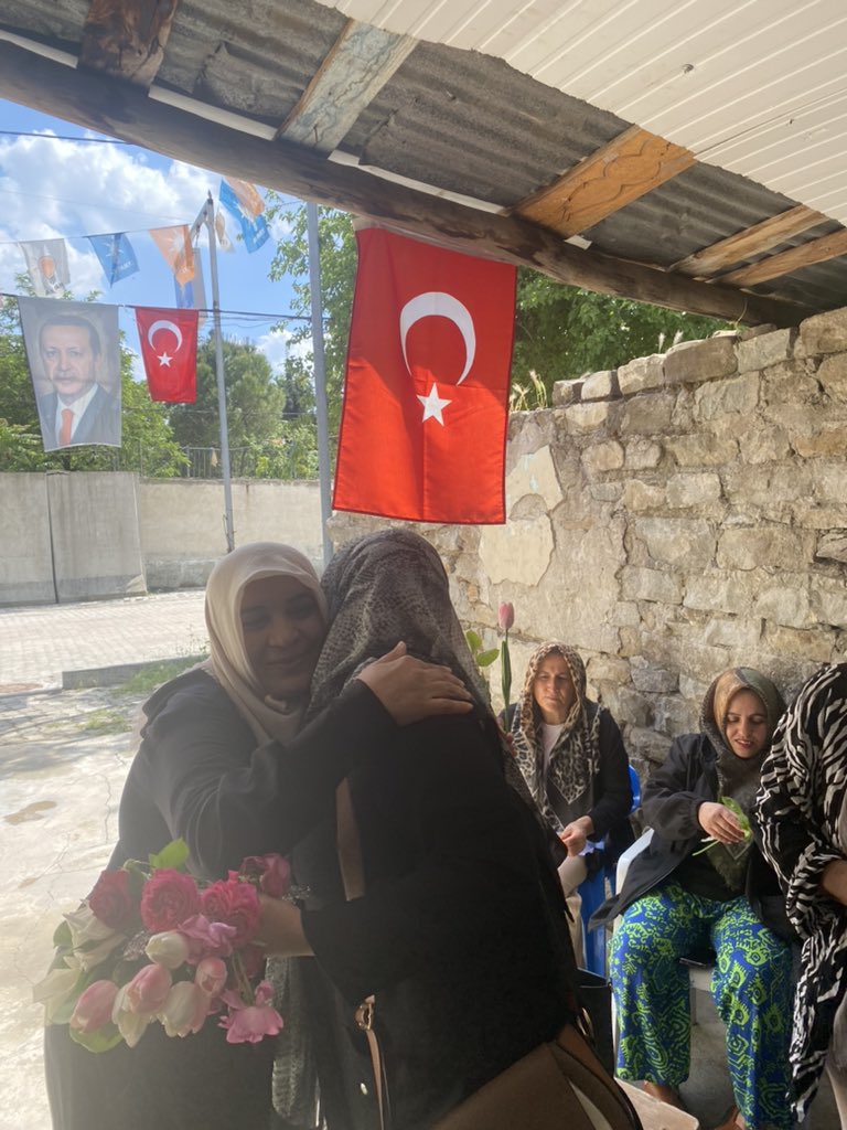 Kadın kolları başkanımız sn;Semra şehitoğlu teşkilattaki annelerin anneler gününü kutladı.Muhabbetten Muhammed oldu hasıl,Muhammedsiz muhabbet ne hasıl Cennet annelerin ayağının altındadır @aysekesir @KaraFidan @arzubakir23 @mervenurseyit