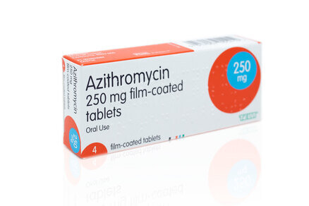 In what scenarios is a single dose of azithromycin, ranging from 1-2 grams, commonly prescribed ?🤔