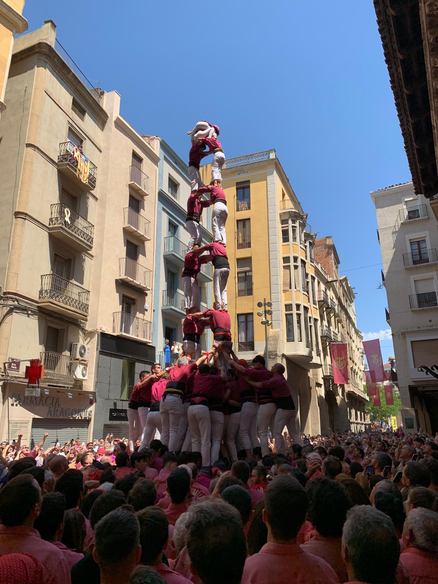 A segona ronda, per primer cop al maig i 12 anys després, DESCARREGUEM LA TORRE DE 8 AMB FOLRE!!!❤️‍🔥

#castells #castellers #lleida
#orgullbordeus #FMLleida2024