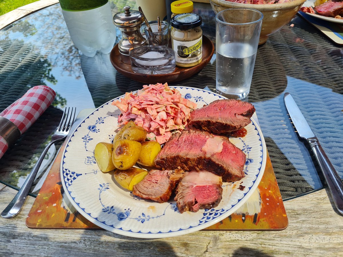 Such a fabulous day we just had to have #Sundaylunch in the garden. 21°C so single rib of beef on the #BBQ with homemade coleslaw. Many thanks for another culinary triumph by @debbiesutcliffe
#tetfordlonghorns #heritagebeef