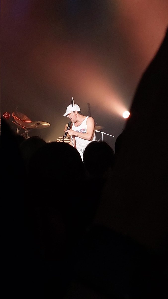 mayglutanool's tweet photo. 余韻…！！
5年前よりさらにパワーアップしてた🥺❣️フレディも真似できないであろう早着替えにびっくり😲何枚着替えた？！
所作も歌声も演奏も体力もすごすぎる！
出産直後でQALは行けなかったけど、GSTQに行けて最高でした～😳💕
来日してくれて感謝！
#GodSaveTheQueen
#広島公演
#20240512 https://t.co/JdzUFGpek4