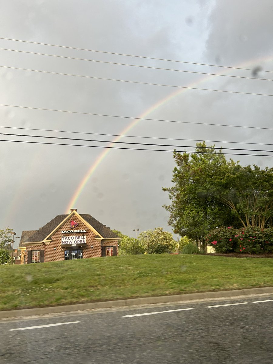 DeniseVerlander's tweet photo. Who knew the pot of gold was at Taco Bell?!?! #TacoBell https://t.co/pXNfP8LHeN
