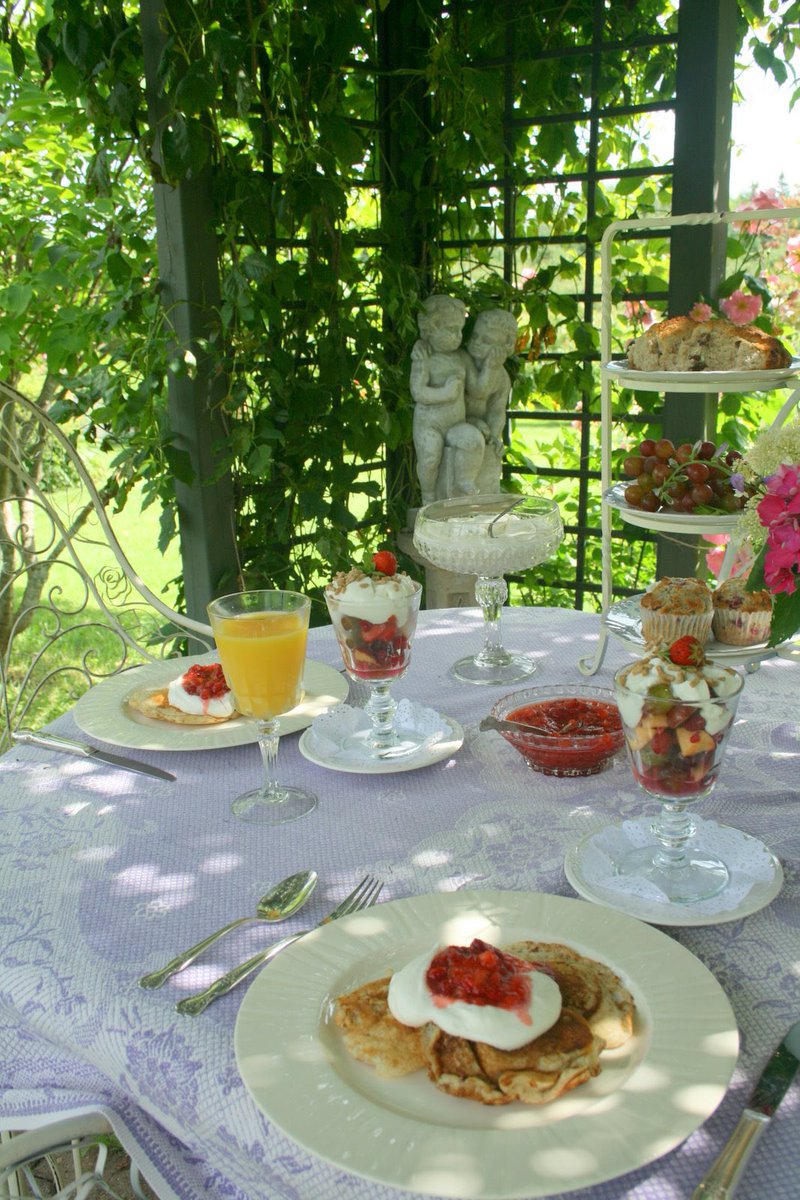 #HappyMothersDay

Happy Mothers Day Ma  <a href="/POTUSEllenC/">Ellen Claremont</a>  Thought I surprise you with a nice brunch in the Whitehouse Gardens.🧍‍♂️🇺🇸

//Also Happy Mothers Day to all the mothers out there😁