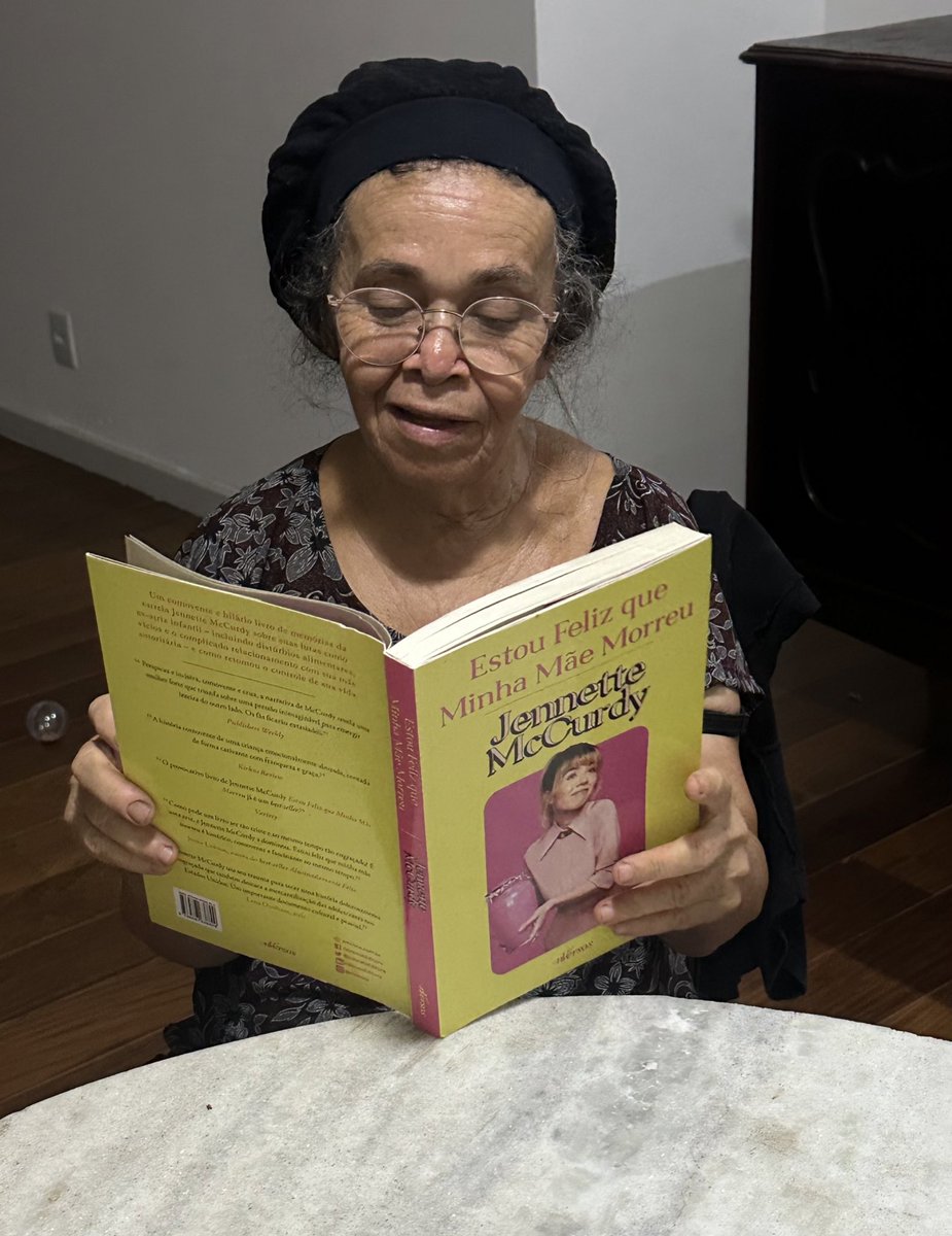 marrriacecilia's tweet image. que ódio fui procurar uma foto fofa de dia das mães pra postar mas minha mãe odeia tirar foto e eu quase não tenho 
aí a única que achei dela foi essa de quando ela veio me visitar kkk vsf