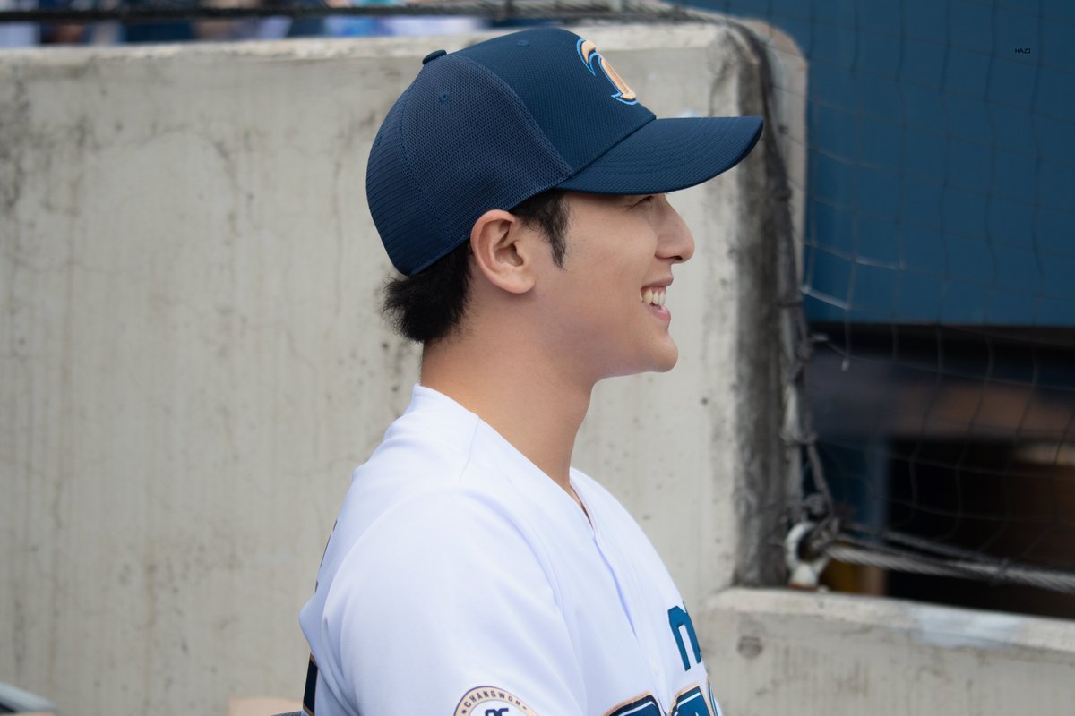 20240512 창원NC파크 
이 사진이 찍힌 이유를 구구절절 설명하자면 제가 휴대폰에 끝까지 강동호 적어서 보여 줬더니 쌩글빵글 웃어 줬어요 🥺❤️

#강동호 #BAEKHO #백호