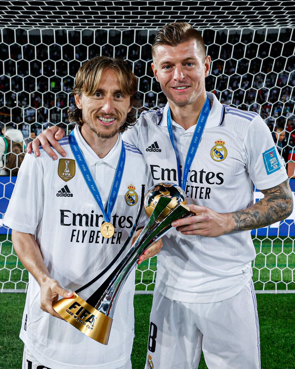 🚨 NEW: Luka Modrić wants to stay at Real Madrid and he would accept to lower his salary.

However, his continuity depends on Toni Kroos: if Toni stays it will be over for Luka, if Toni leaves Luka will have the chance to stay. @JLSanchez78