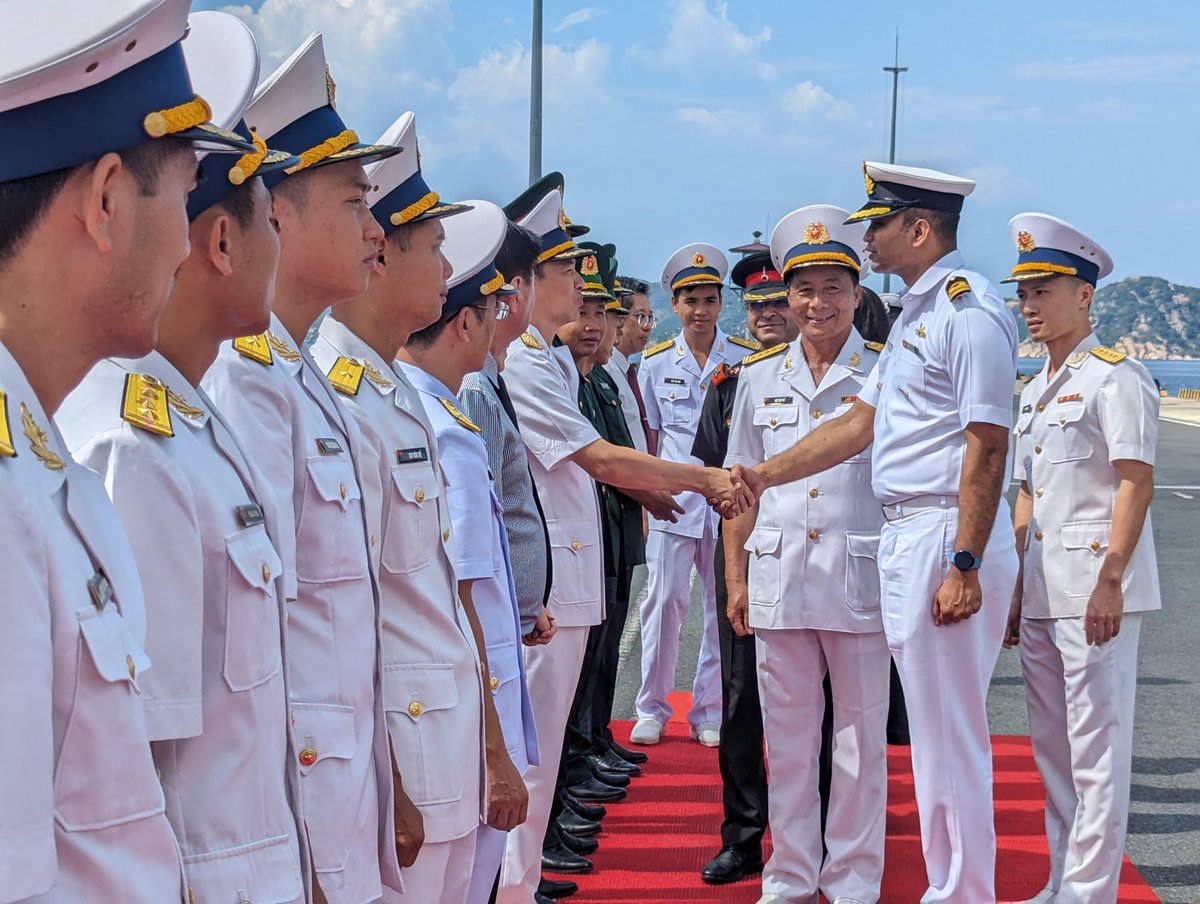 INS Kiltan sails into Cam Ranh Bay, Vietnam, fostering maritime camaraderie! 
Warmly welcomed by Vietnam People's Navy and the Indian Embassy, the visit marks another milestone in the Operational Deployment of the @indiannavy's Eastern Fleet.
More: pib.gov.in/PressReleasePa…