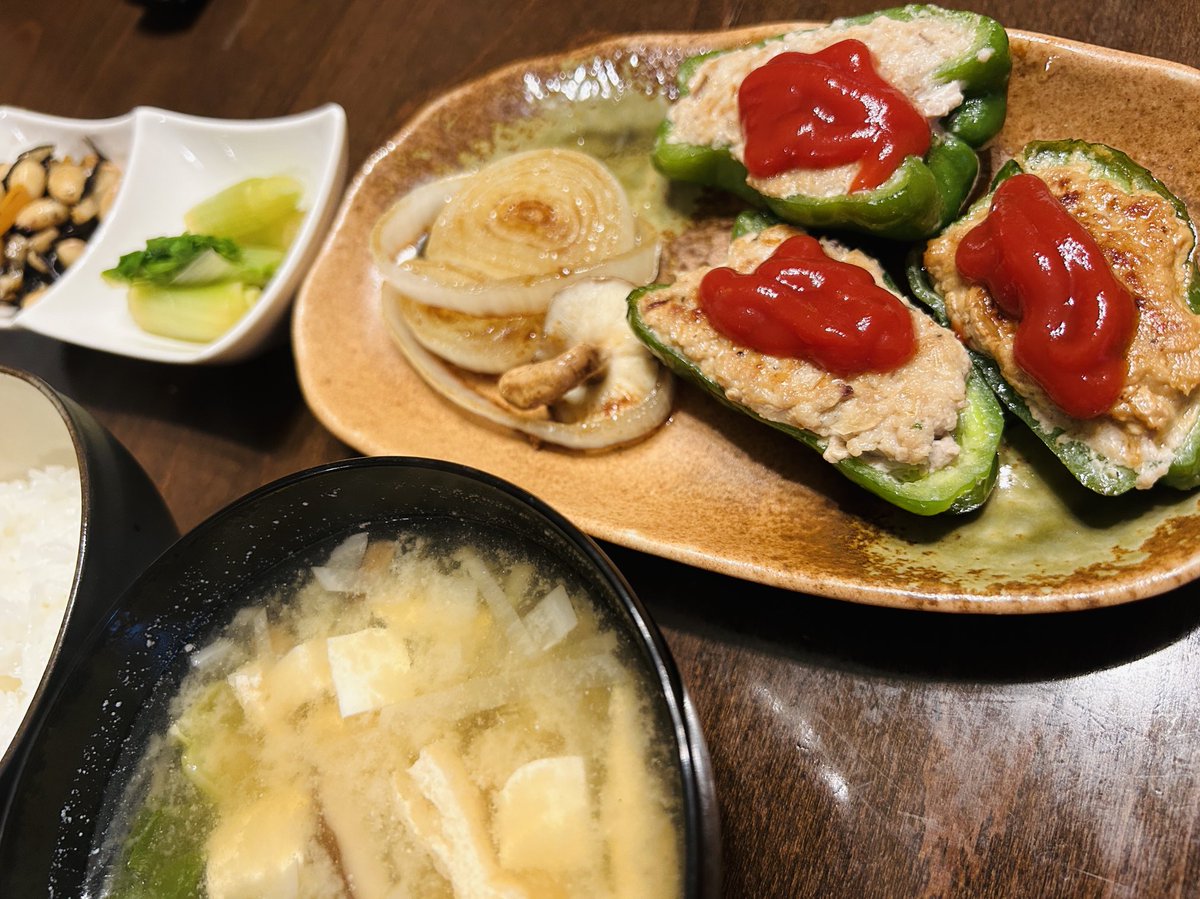 日曜日の晩ごはん。
ピーマン肉詰め。定番メニューだけにやっぱり作って食べると美味しいです。さて、来週も張り切っていこう！
#おうちごはん #ピーマン #料理男子