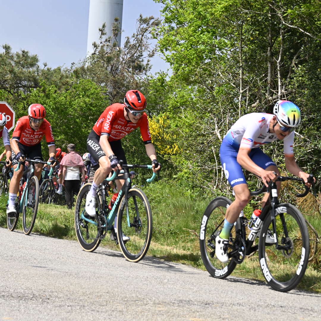 🆙 30 coureurs dont Paul Ourselin, Valentin Ferron & Alan Jousseaume se détachent du reste du peloton. Ils disposent d’environ 2’20 d’avance ! 🛣️ 72 kilomètres restants. 📸 LNC / B.Bade #AllezTotalEnergies #BouclesdelAulne