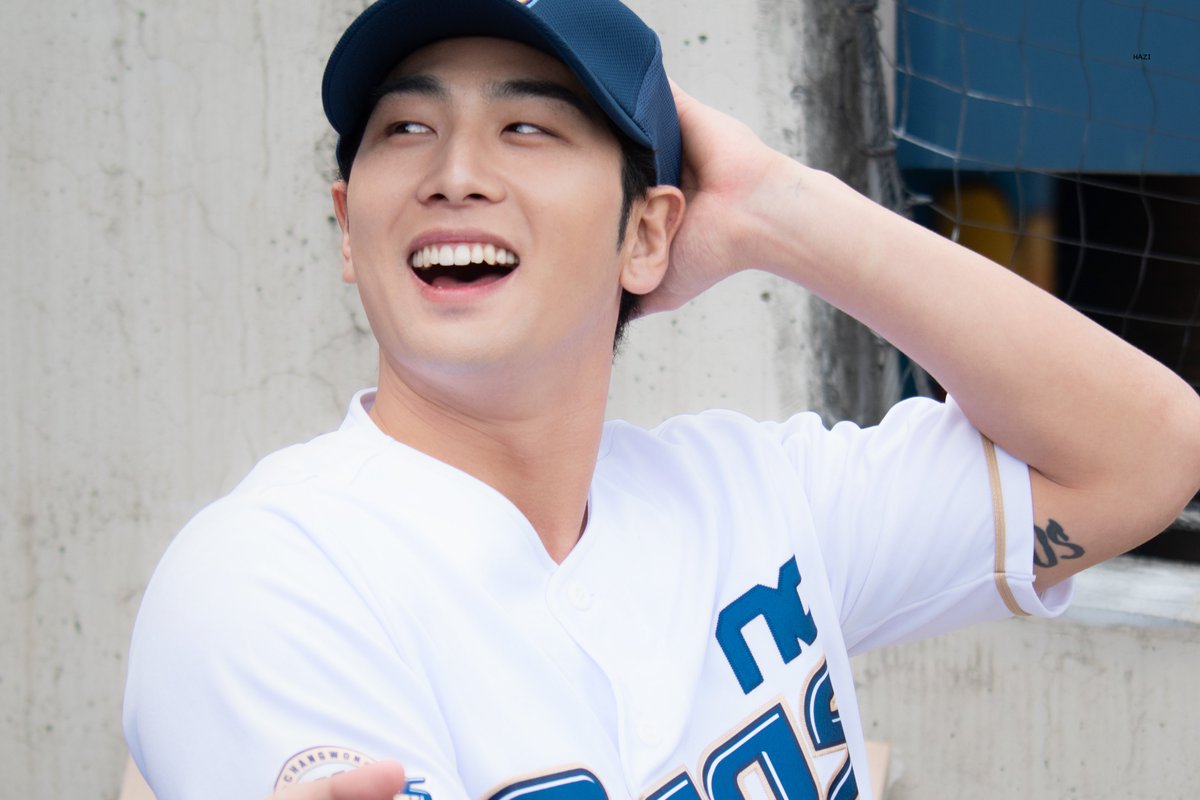 heretoseehazii's tweet photo. 20240512 창원NC파크 
스탭 분이랑 이야기하다가 쌩글빵글 무앙

#강동호 #BAEKHO #백호 https://t.co/3ok01943kI
