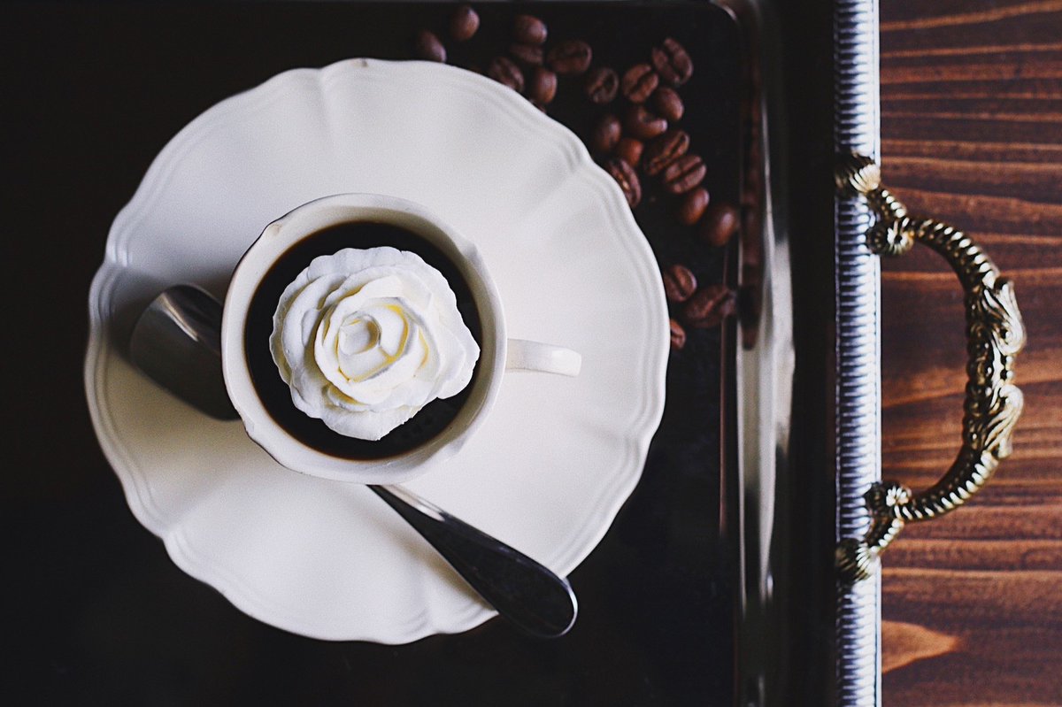 薔薇の形のクリームをのせたコーヒーゼリー。花びら一枚一枚を絞って作った当店お気に入りメニューのひとつです☕️