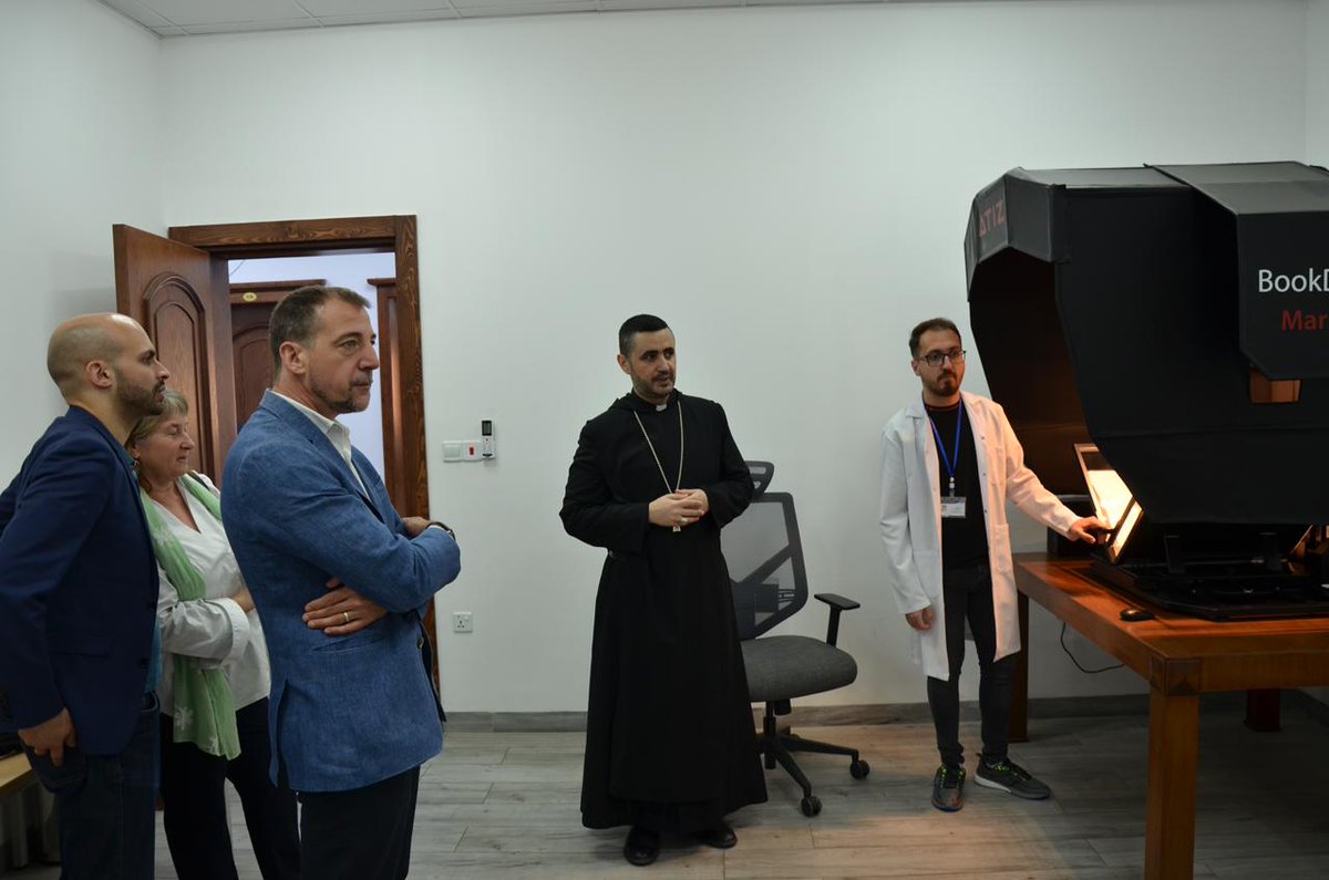 Magifique visite hier du Monastère des Antonins Chaldéens d'Erbil avec une délégation de @laBnF, qui travaille à la préservation et numérisation du fond documentaire du monastère d'Al Qosh, le scriptorium Syriacum, avec le soutien de la @ALIPHFoundation et @Inp_patrimoine