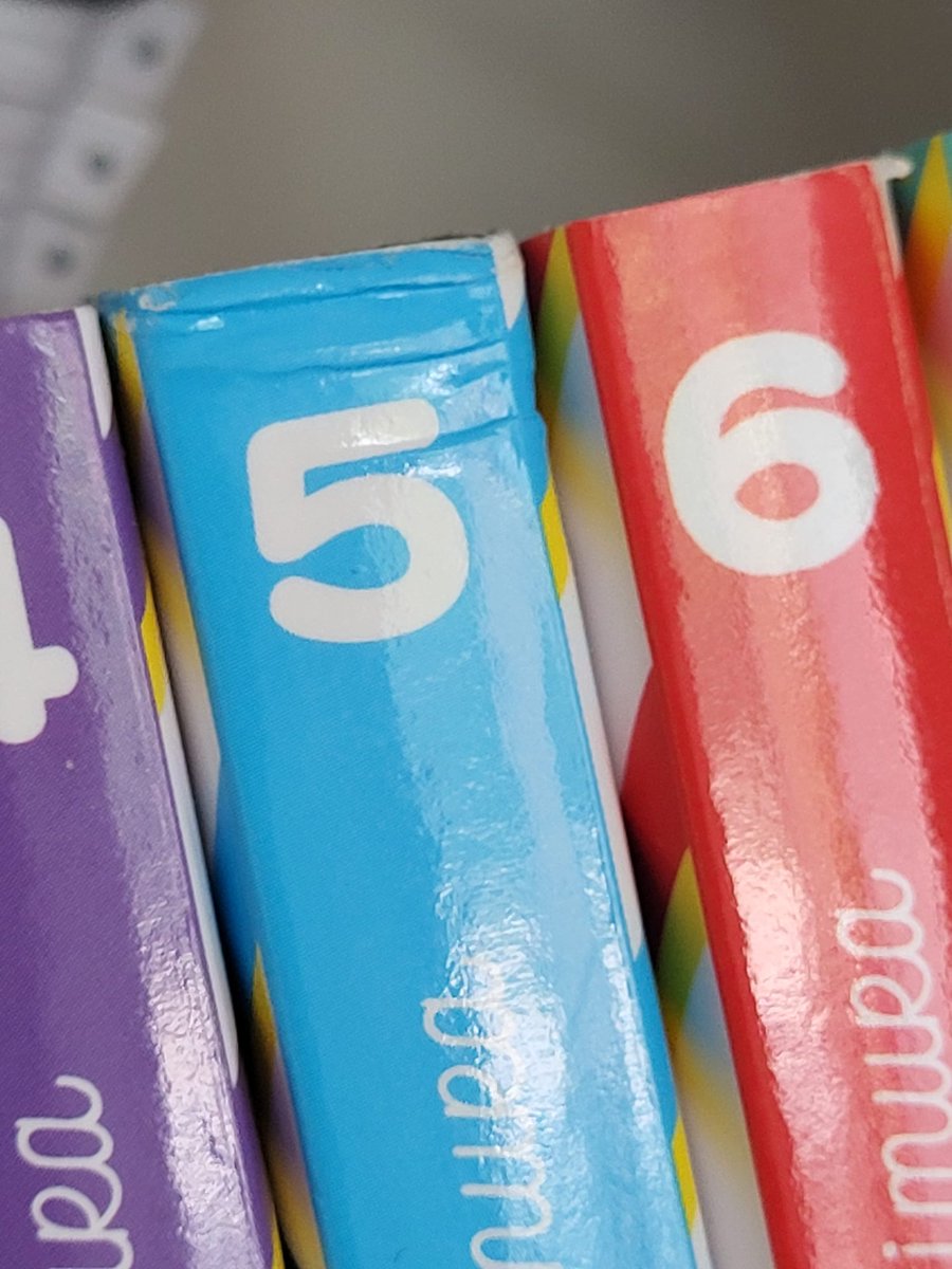 DorimuIsNotLaif's tweet photo. Aucune critique au post j'apporte juste ma réflexion  en tant que graphiste qui a fait ses études en édition. Pour qu'1 couverture cartonnée se tienne et ne subisse pas trop de dommage il faut 1 grammage super important (papier +++ épais) donc des frais en plus. Les ME ne  
1/7 https://t.co/Ox7aRwFhCY