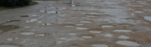 Pagar una contribución y vivir así, es para pegarte un tiro en las pelotas. En la esquina no puedo cruzar caminando, le tuve que pedir permiso al vecino para pasar por su jardín. Lamentable. Gracias FAPIT, gracias ORSI ... LRPM 😡QLRMP