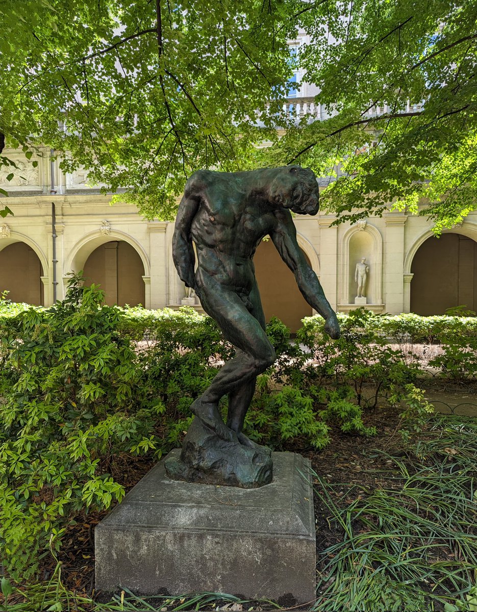 genevievinteu1l's tweet image. Bel après -midi coloré à l'ombre des sculptures de #Rodin au @mbalyon 💙💙💙