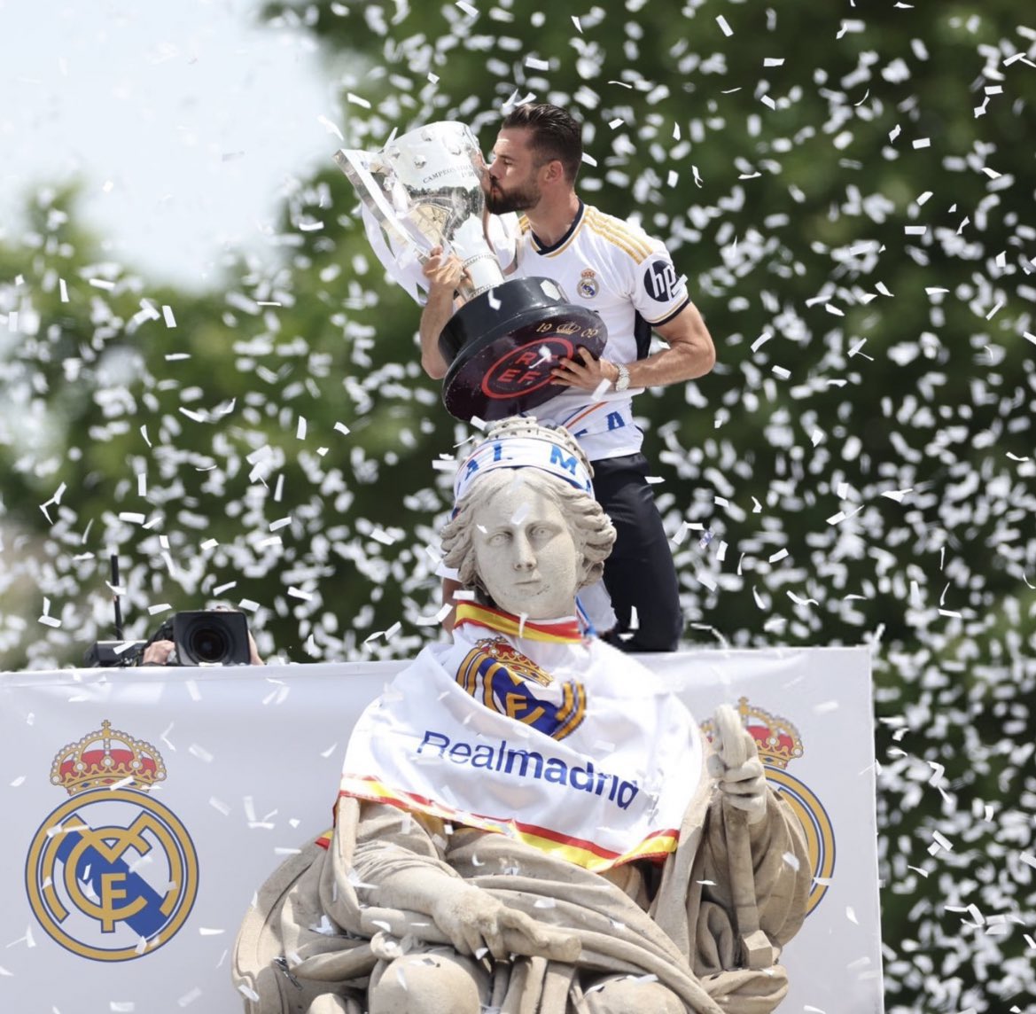 Lo que debe pasar por la cabeza de un futbolista que llegó como niño a ese club y ahora se queda con esta foto.