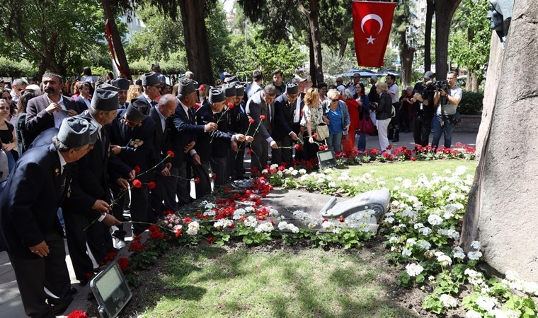 Zübeyde Hanım, Anneler Günü’nde İzmir'de anıt kabri başında anıldı
cumhuriyet.com.tr/turkiye/zubeyd…