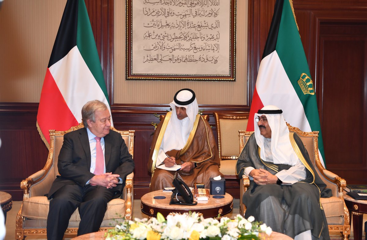 On his first day of his official visit to Kuwait, @antonioguterres met with H.H. the Amir of Kuwait. He thanked Kuwait for its constructive and consistent role in promoting dialogue in the region and its contribution to humanitarian efforts. un.org/sg/en/content/…