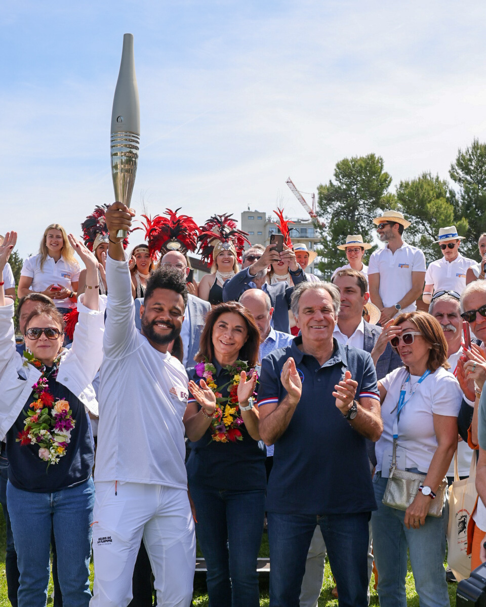 À perte de vue, tout le long du Cours Mirabeau, vous étiez nombreux à accueillir la flamme à Aix-en-Provence avec nous, <a href="/SophieJOISSAINS/">Sophie JOISSAINS</a> et <a href="/MartineVassal/">Martine Vassal</a> !

Et quel accueil ! Festif, populaire, familial et chaleureux : sous notre soleil provençal, le Sud est mobilisé pour cette