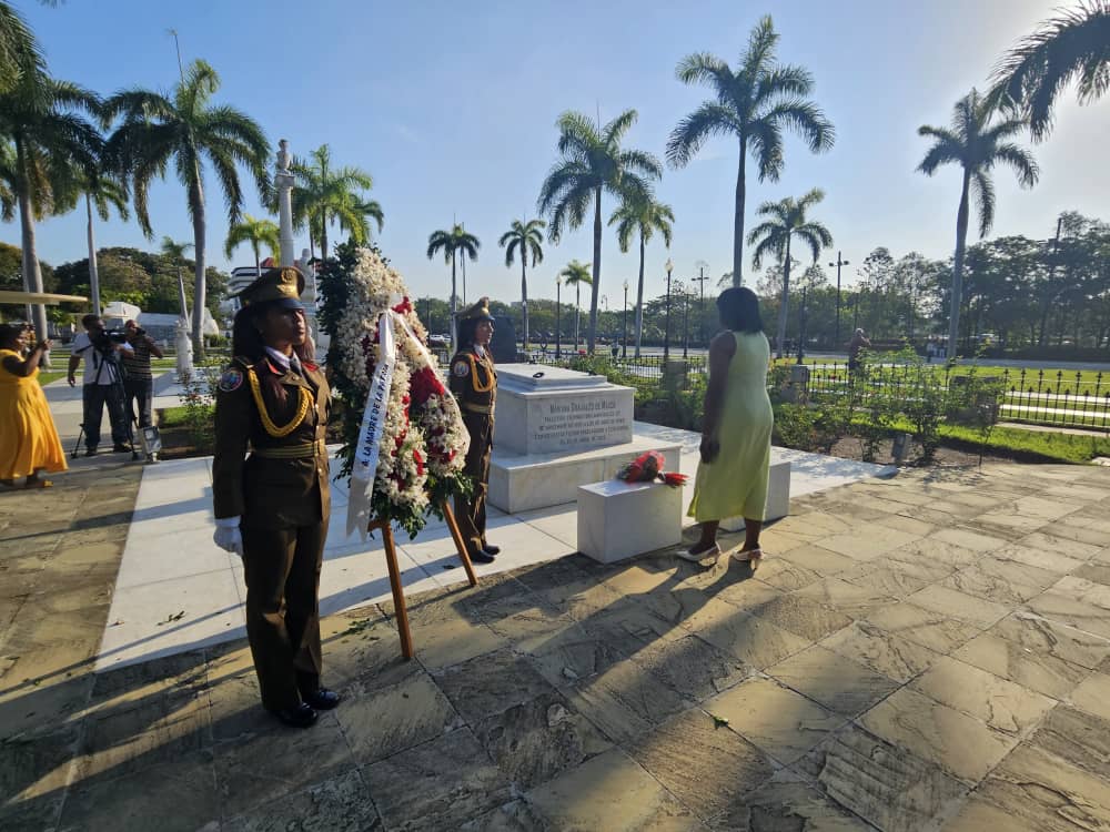 Ante el sagrado lugar donde #Cuba atesora los restos de Mariana Grajales, Madre de la Patria, rendimos homenaje a la mujer que nos inspira y nos alienta en cada batalla por la Revolución. #CubaHonra #SantiagoDeCuba