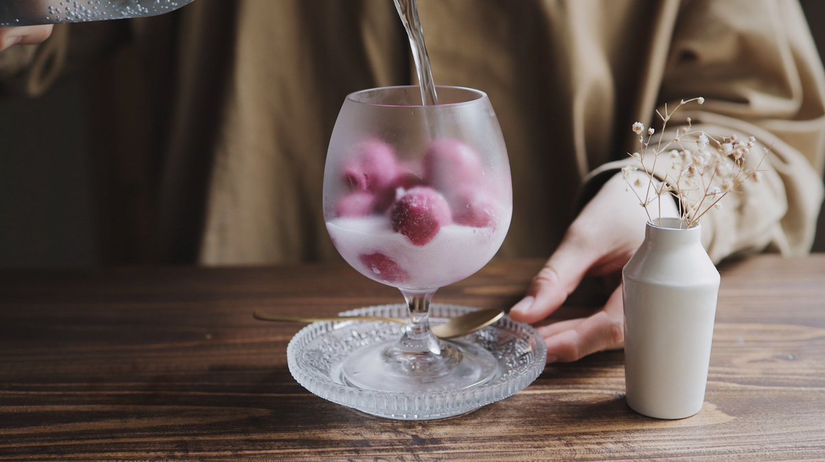 アイスの実に三ツ矢サイダーを注ぐだけで、簡単可愛いドリンクのできあがり🍇