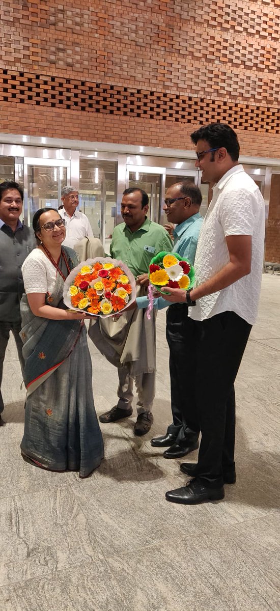 Extended a warm welcome to Hon. Secretary, Youth Affairs at Bangalore Airport on date during her visit on expansion of MY Bharat & Digital Literacy Training for NSS POs/Volunteers @_NSSIndia @PIBBengaluru @YASMinistry @Anurag_Office