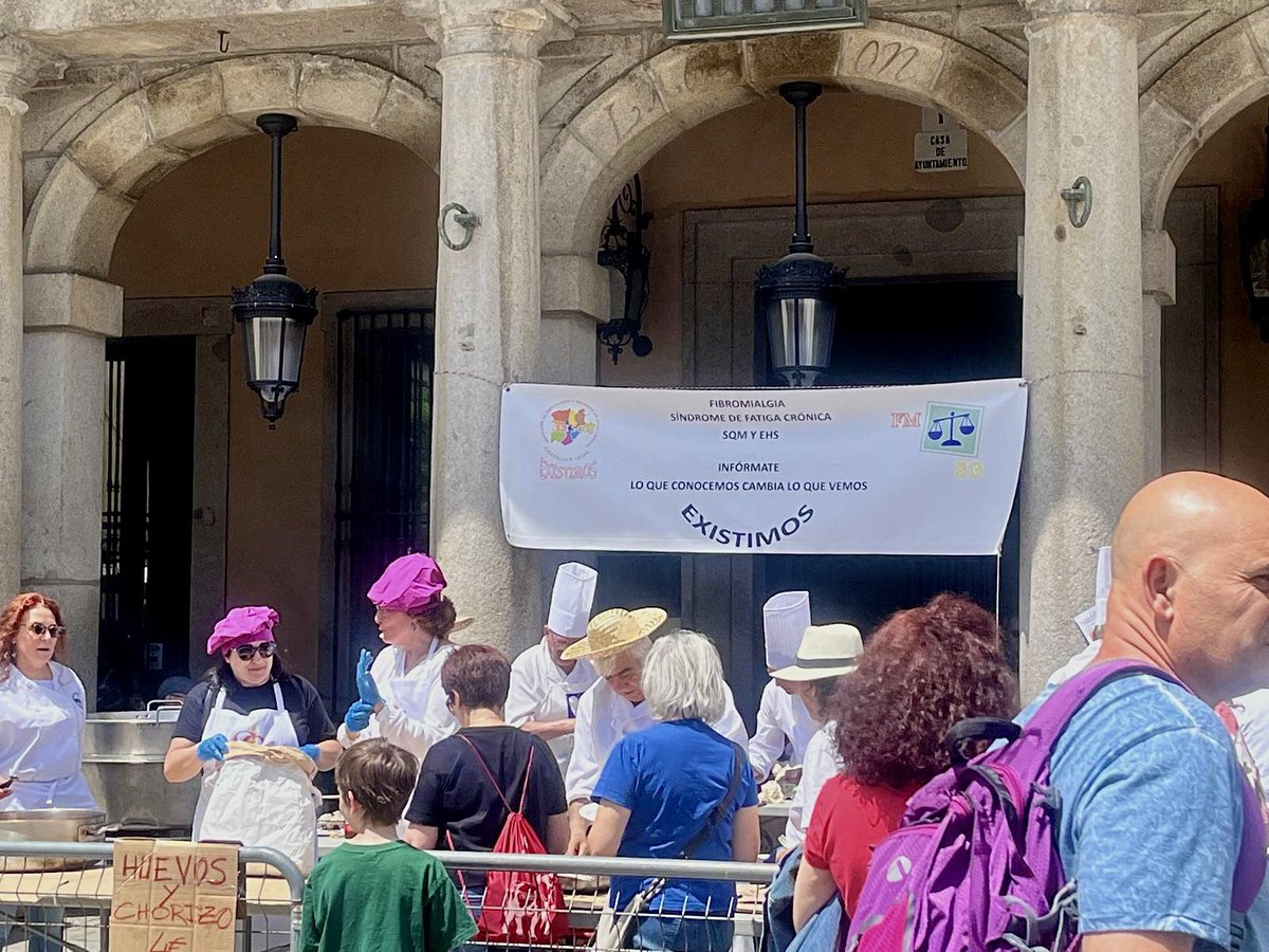 ✅La concejala de Servicios Sociales e Igualdad, Azucena Suárez, ha acompañado a la Asociación de Fibrosegovia a los actos de esta mañana en la Plaza Mayor con motivo del Día Mundial de la Fibromialgia.