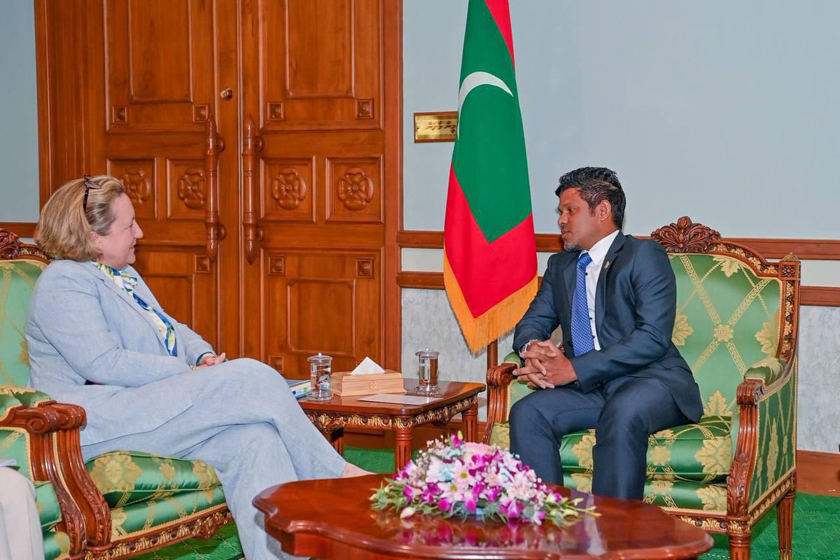 Productive visit to #Maldives this week focused on tackling climate change, strengthening maritime security & boosting trade ties between our countries. Met with Vice President @HucenSembe to discuss deepening UK-Maldives partnership across all these areas. @UKinMaldives 1/6