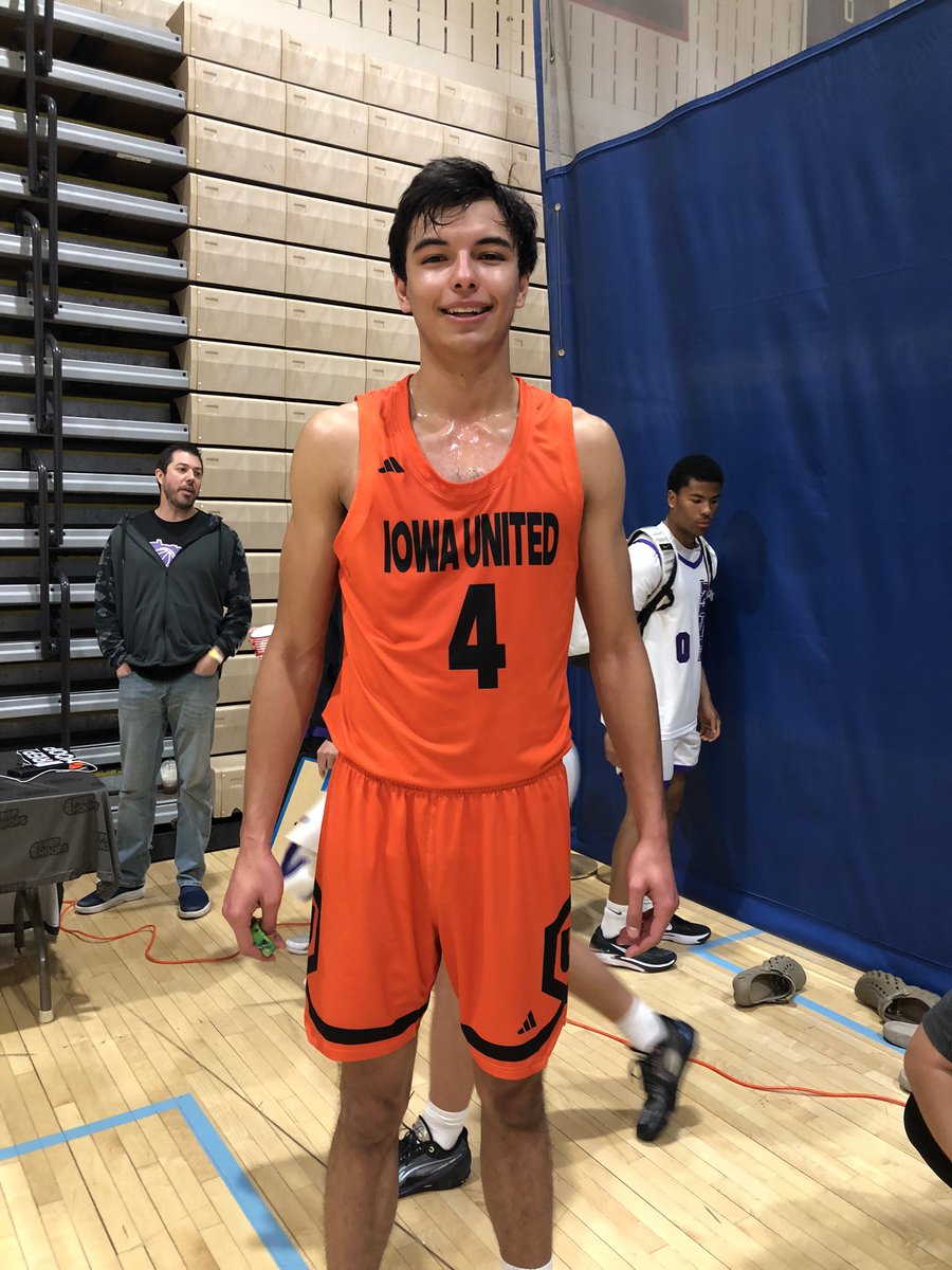 Nano Barrantes put together a strong game this morning for Iowa United. 6’9 2025 PF made some nice cuts in from the dunker spot for easy finishes, and was stretching the floor with a handful of 3’s #PHBATL @PHCircuit @TeamIowaUnited