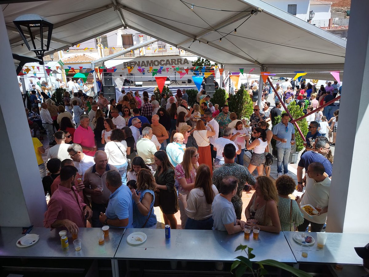 Hora de comer en Benamocarra durante la Feria San Isidro 2024 Ayuntamiento Benamocarra #axarquia #axarquiaplus #benamocarra #sanisidro #paella #fiesta #feria