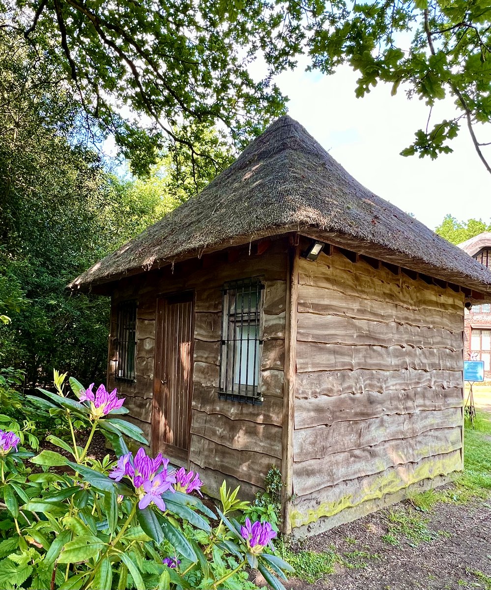 #woodensday #thatchThursday - this sweet wee hut at Kew Gardens - which was the ticket office for the Queen's House - probably feels a little neglected when everyone photographs its more illustrious neighbour