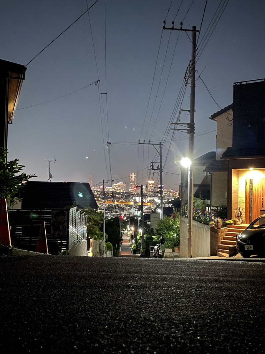 郊外の住宅地から眺める夜の横浜のビル群