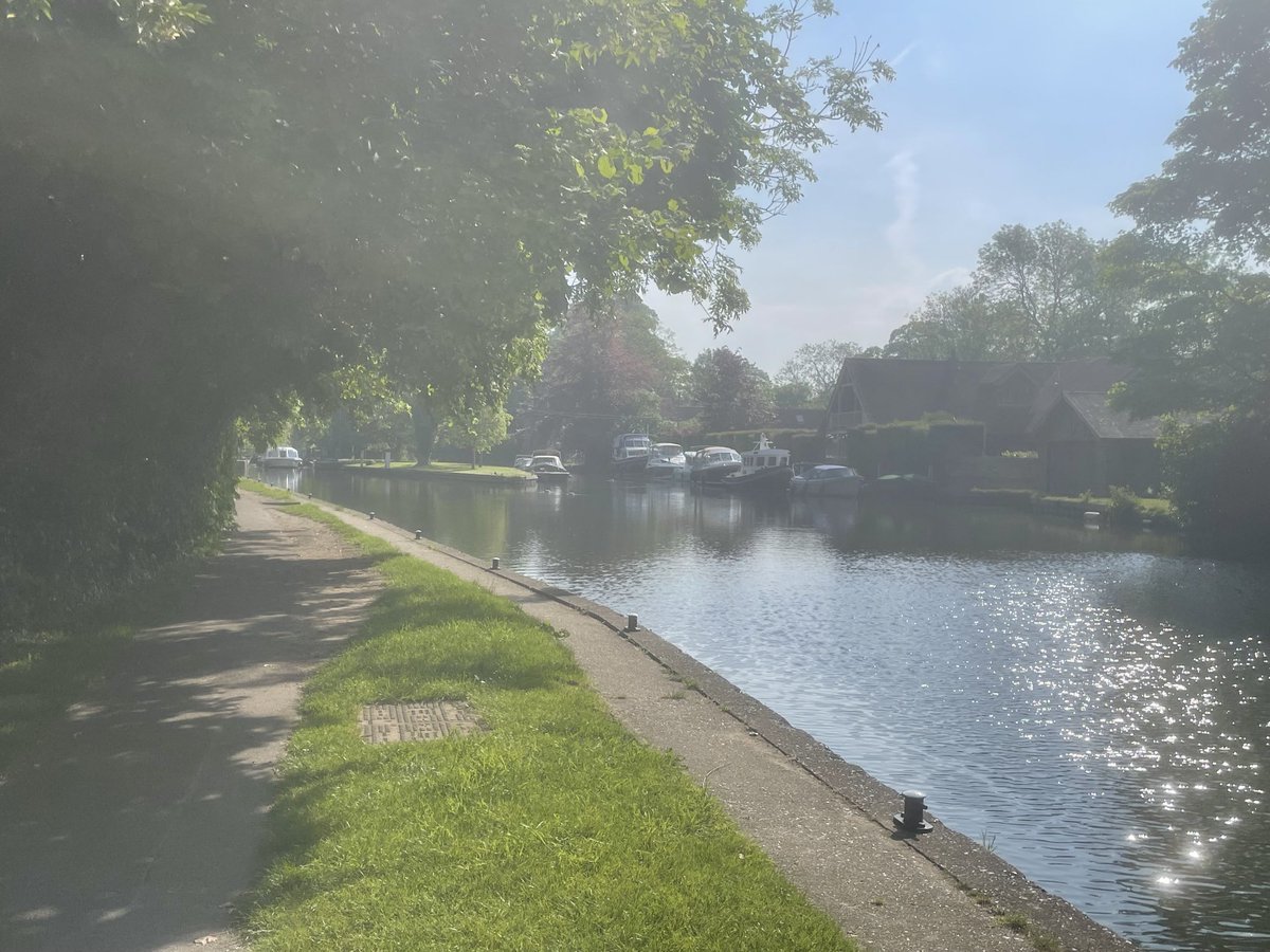 What better way is there to spend a sunny Sunday morning but on the #River Thames . #Hurley lock was quite busy early on when I took the opportunity to catch up with Giles one of our fantastic #lock-keepers and his Volunteer .#TeamEA .