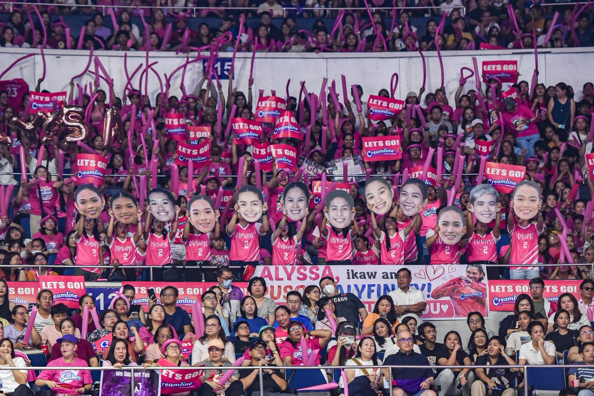 Big Dome buzzing with energy! 🏐 

2️⃣3️⃣,6️⃣1️⃣6️⃣ fans, pink or purple, who's your pick? Creamline or Choco Mucho? 

Let's hear it! 🙌

#PVL2024 🏐  | #TheHeartOfVolleyball ❤️