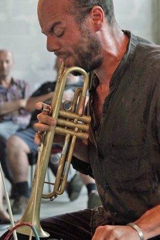 #French but w. #Cool+ #freejazz echoes #JusquoùSévaporeLaMusique #JérômeLefebvre #guitar's #suite is played w. #aplomb +#aggression by #TimothéeQuost (pic:#SOConnor) #brass #GuillaumeOrti #sax #BenoîtKeller #bass + #DanielJeandHeur #drums Review: jazzword.com/reviews/jerome… #improv